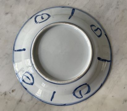 Plat en faïence à décor bleu de chinoiseries,...
