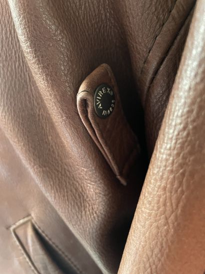 Blouson aviateur en cuir brun Avirex, modèle...