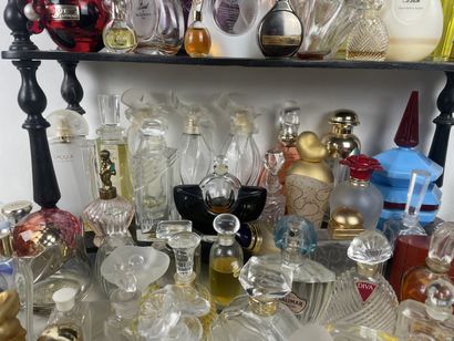 Lot de plus de 100 miniatures et flacons...