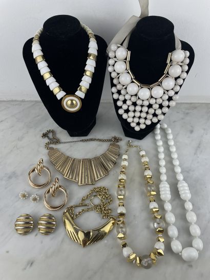 White and gold costume jewelry set
Lot consisting...