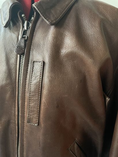Blouson aviateur en cuir brun Avirex, modèle...