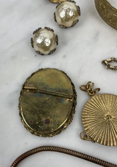 Lot of costume jewelry: brooches (black flower,...
