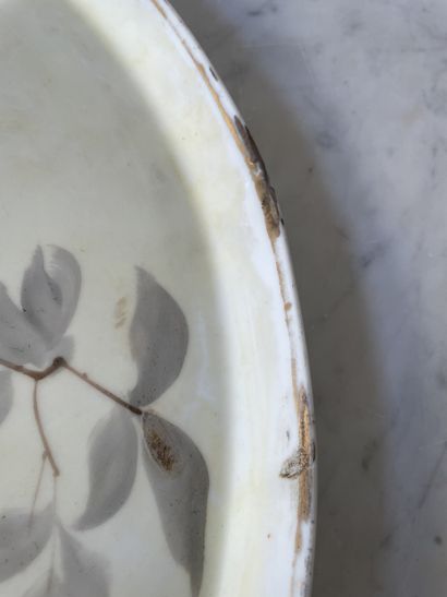 Large glazed earthenware tray, central polychrome...