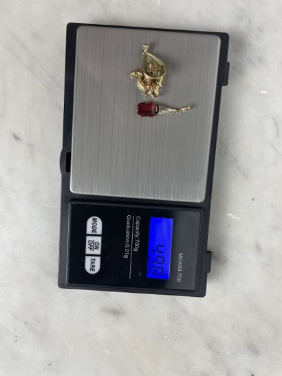 Lot de débris de bijoux en or 18K 
Ensemble...