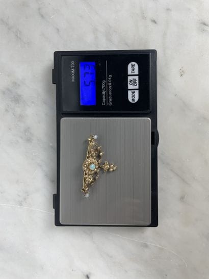 Broche en or 18K ornée d’opales et de perles...