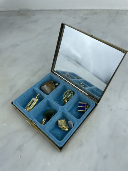 Vintage jewelry box in gilded metal with...
