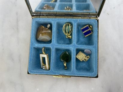 Vintage jewelry box in gilded metal with...