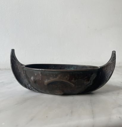 Bronze ritual or decorative vessel with curved...