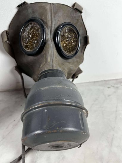 French civilian gas mask, c. 1939 1945 
...
