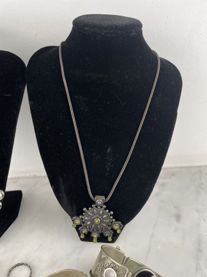 Silver-plated costume jewelry set - Bracelets,...