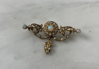 Broche en or 18K ornée d’opales et de perles...