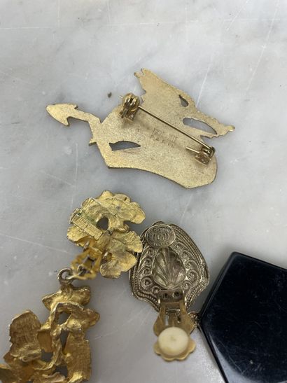 Set of costume jewelry (approx. 16 pieces)...