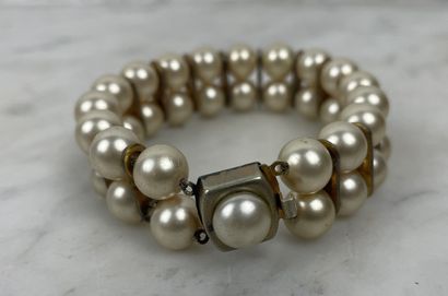 Antique two-row pearl bracelet
Composed of...