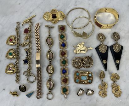 Set of costume jewelry (approx. 16 pieces)...