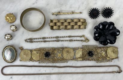 Lot of costume jewelry: brooches (black flower,...