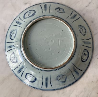 Plat en faïence à décor bleu, dans le goût...