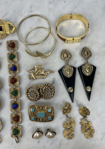 Set of costume jewelry (approx. 16 pieces)...