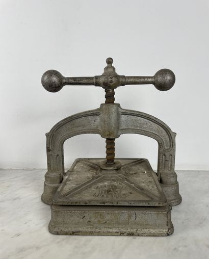 Cast-iron bindery press Papeterie I.L.S....