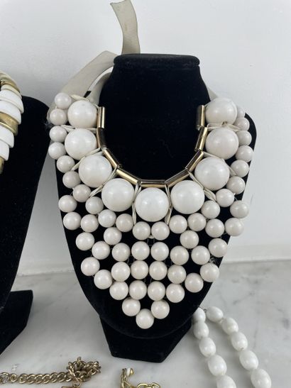 White and gold costume jewelry set
Lot consisting...
