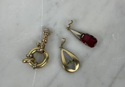 Lot de débris de bijoux en or 18K 
Ensemble...