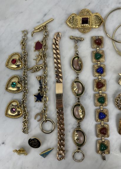 Set of costume jewelry (approx. 16 pieces)...