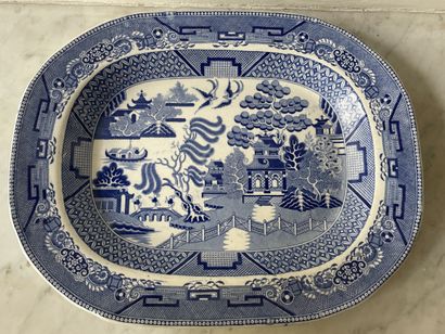Plat rectangulaire en faïence anglaise, Staffordshire,...