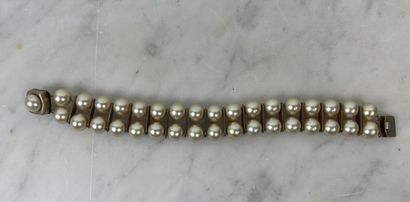 Antique two-row pearl bracelet
Composed of...