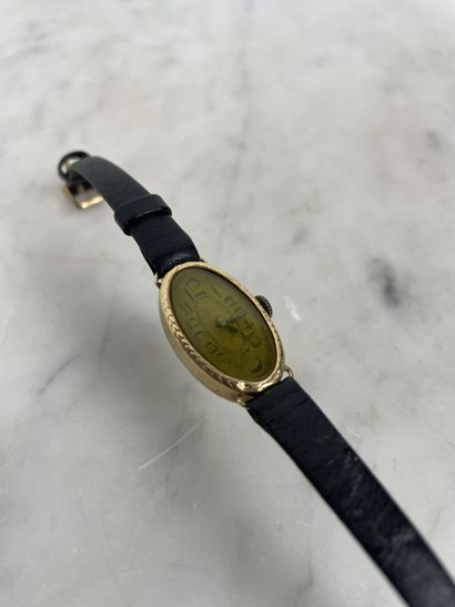 Montre-bracelet en or 18K Cadran ovale Années...