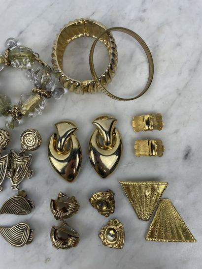 Gold-plated costume jewelry set 
A lovely...