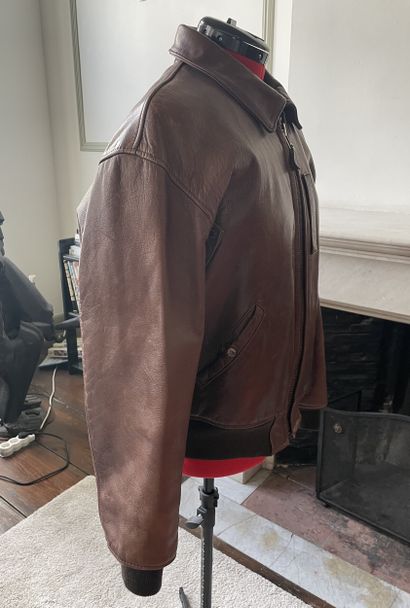 Blouson aviateur en cuir brun Avirex, modèle...