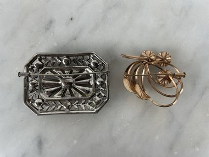 Set of two fancy brooches
Comprising:
- A...