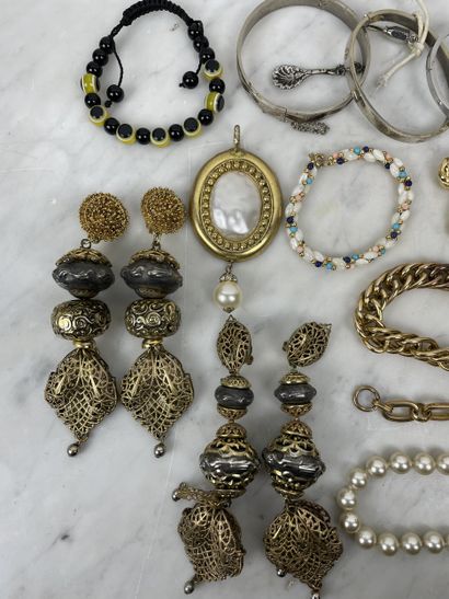 Lot of various costume jewelry, gilded/silvered...