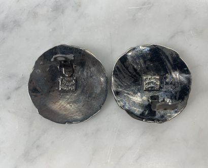 Delphine Nardin - Pair of round ear clips
Streamlined...