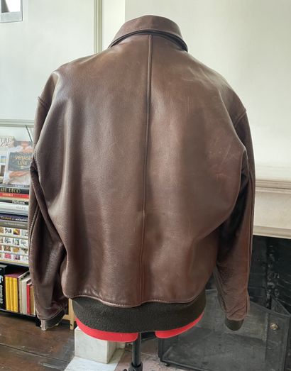 Blouson aviateur en cuir brun Avirex, modèle...