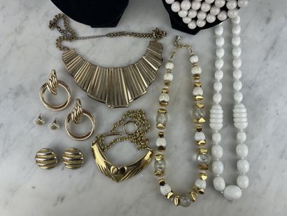 White and gold costume jewelry set
Lot consisting...