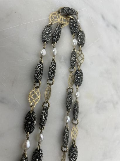Chaîne en OR 18k et Argent ciselé, perles...
