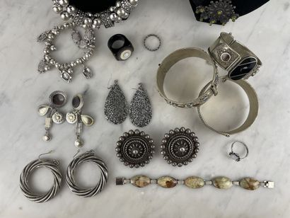 Silver-plated costume jewelry set - Bracelets,...
