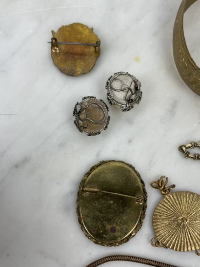 Lot of costume jewelry: brooches (black flower,...