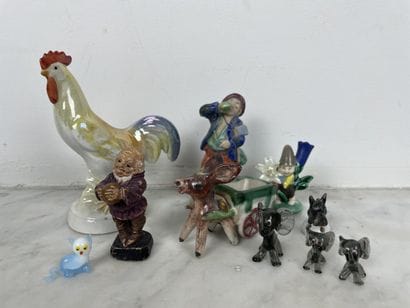 Lot of small ceramic and glass figurines:...