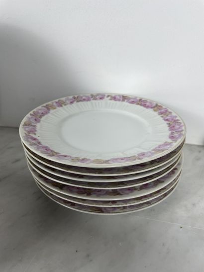 Fraureuth Rose-decorated porcelain service
White...