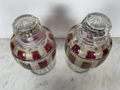 Paire de bonbonnières couvertes en verre...