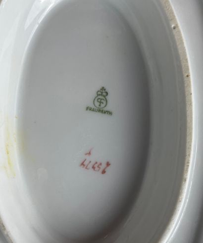 Fraureuth Rose-decorated porcelain service
White...