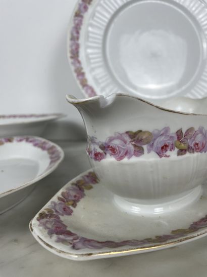 Fraureuth Rose-decorated porcelain service
White...