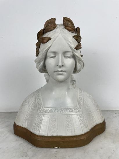 Buste féminin à la couronne de laurier, plâtre...
