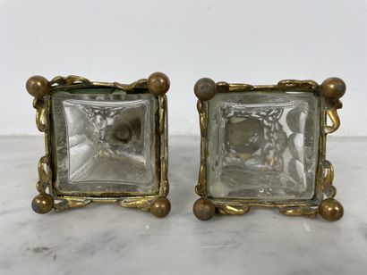 Paire de flacons à parfum en cristal taillé,...