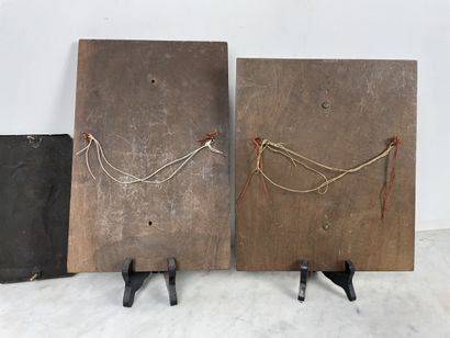 Deux plaques en bas-relief, alliage cuivreux...