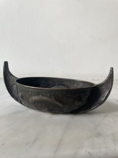 Récipient rituel ou décoratif en bronze à...