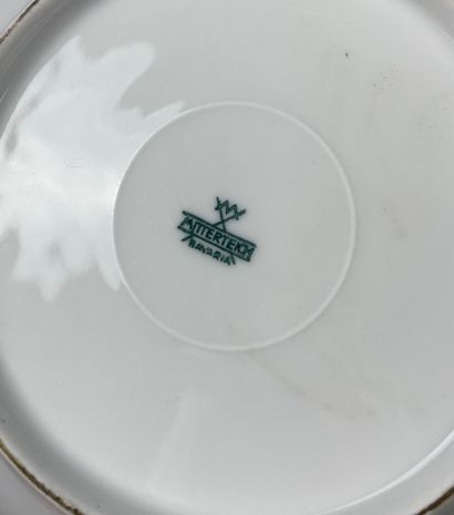 Service en porcelaine dure blanche bordé...