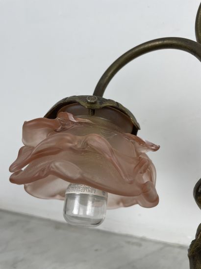 Double tulip table lamp, putto 
Patinated...