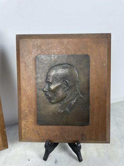 Deux plaques en bas-relief, alliage cuivreux...